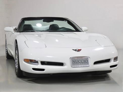 Used 2004 Chevrolet Corvette Convertible w/ Preferred Equipment Group RWD image 39