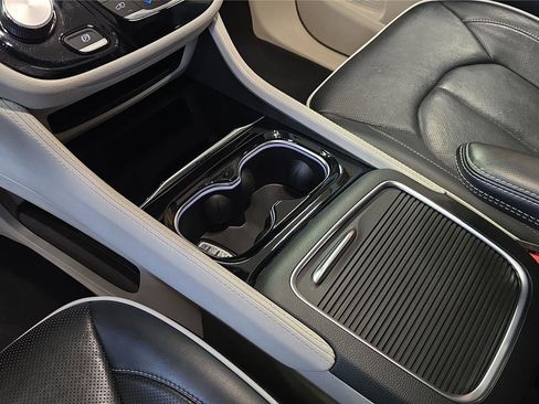 Used 2022 Chrysler Pacifica Limited image 21