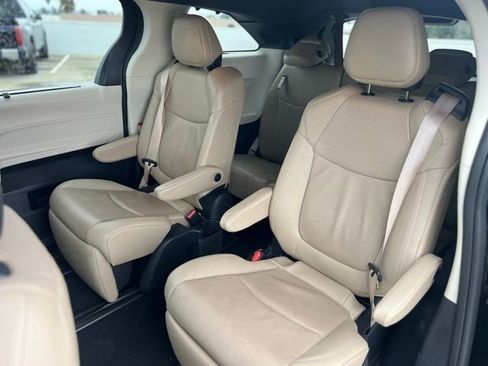 Used 2023 Toyota Sienna Limited image 14