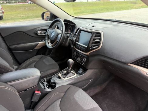 Used 2017 Jeep Cherokee Latitude w/ Comfort & Sound Group FWD image 22