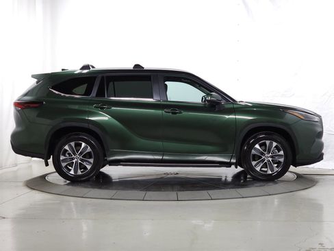 Used 2025 Toyota Highlander XLE image 13