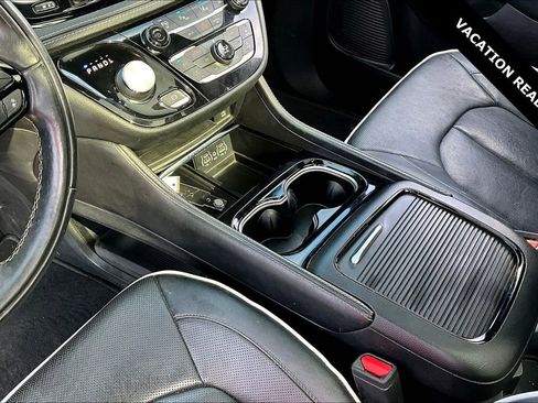 Used 2022 Chrysler Pacifica Limited w/ Uconnect Theater Family Group image 16