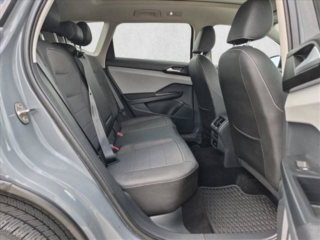 Used 2023 Volkswagen Taos SE w/ Panoramic Sunroof Package FWD image 18