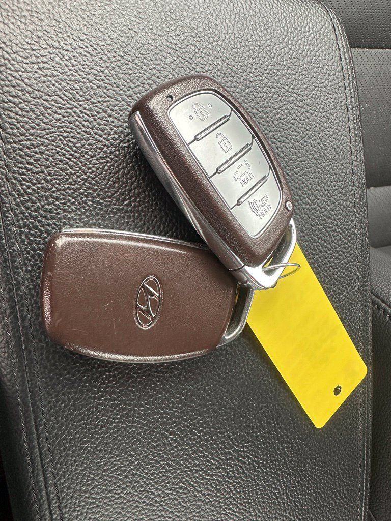 Used 2020 Hyundai Elantra Limited w/ Cargo Package (C1) FWD image 8