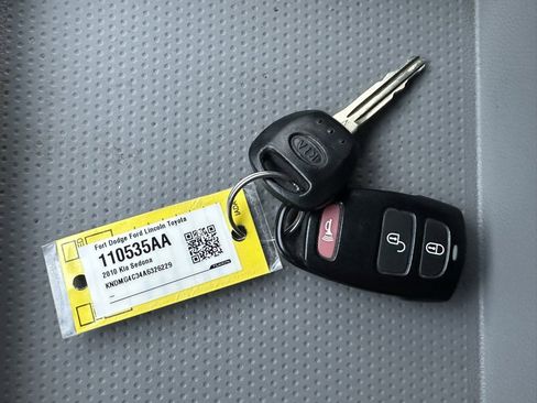 Used 2010 Kia Sedona LX image 30