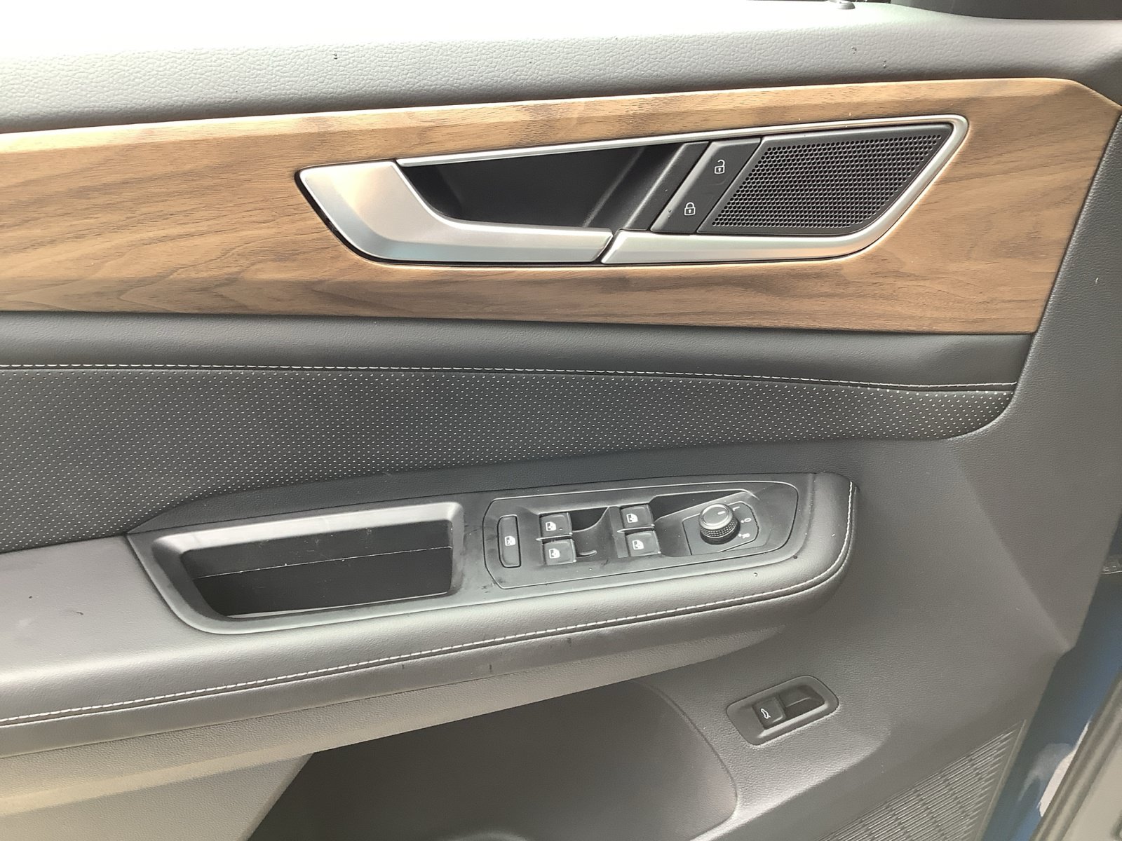 New 2025 Volkswagen Atlas SE FWD image 28