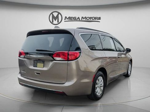 Used 2017 Chrysler Pacifica Touring-L image 7