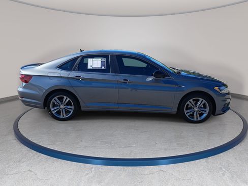 Used 2021 Volkswagen Jetta R-Line w/ R-Line Cold Weather Package FWD image 4