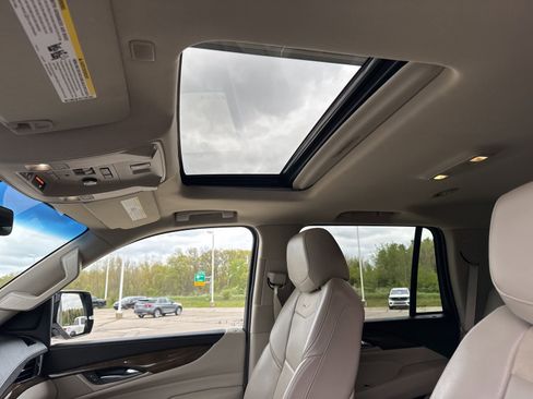 Used 2019 Cadillac Escalade Luxury AWD/4WD image 23