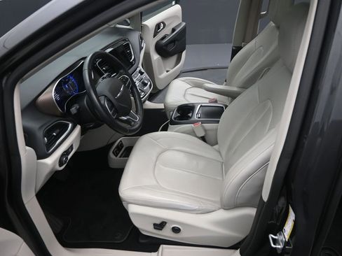 Used 2018 Chrysler Pacifica Touring-L Plus w/ Tire & Wheel Group image 10