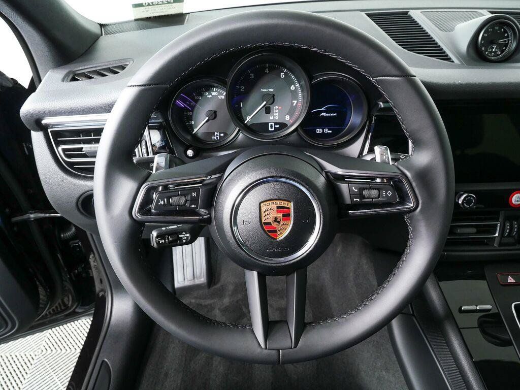 Certified 2026 Porsche Macan AWD/4WD image 9