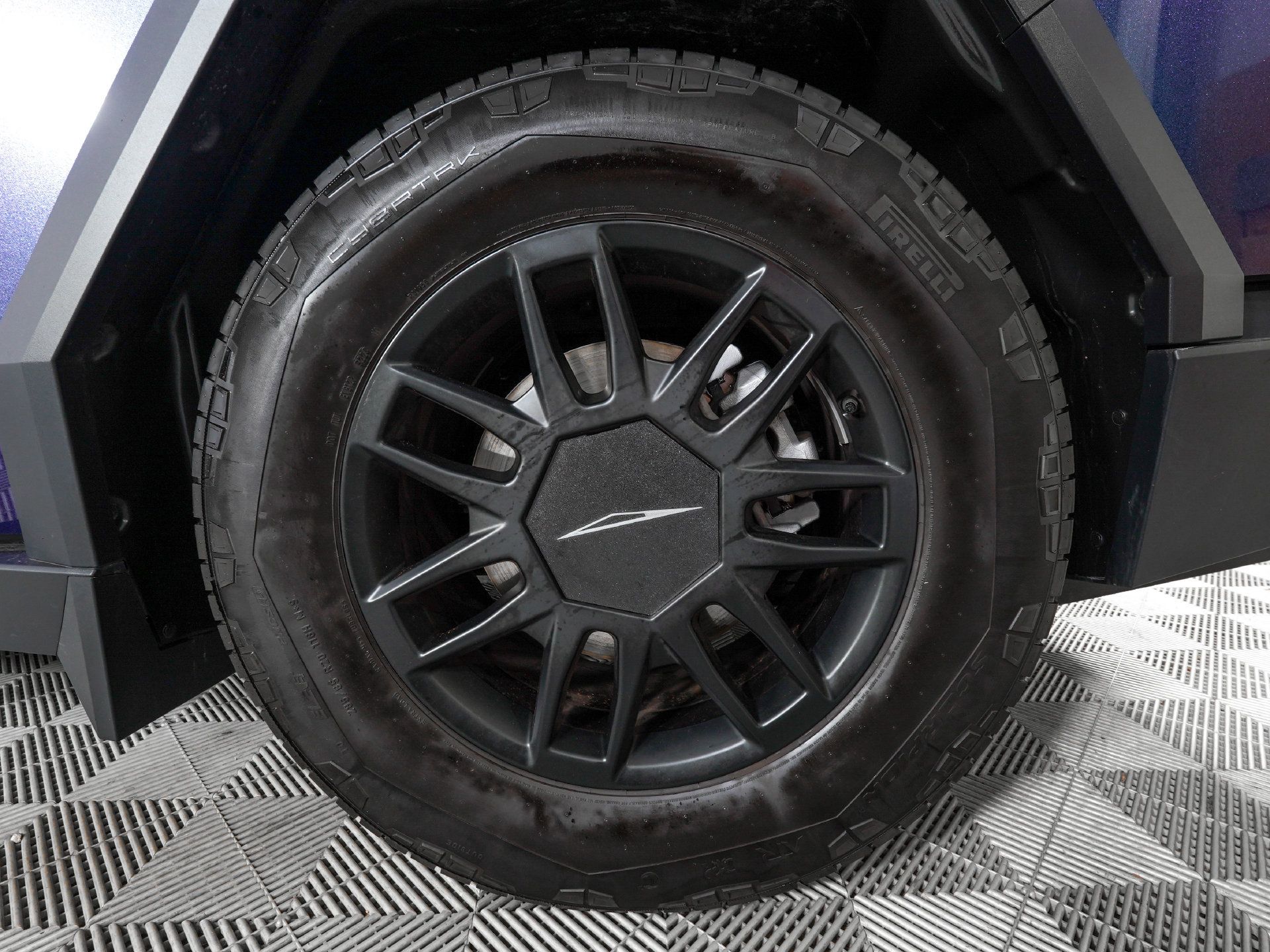 Used 2025 Tesla Cybertruck AWD Crew Cab image 37