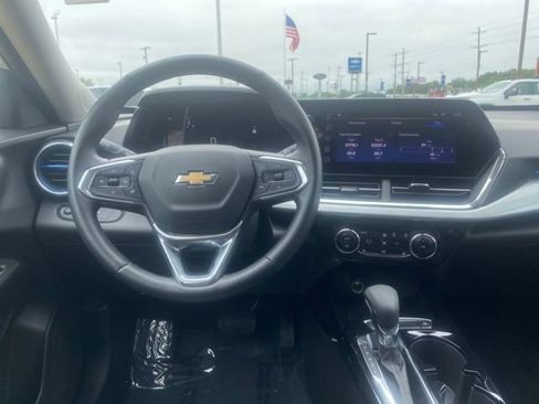 Used 2025 Chevrolet Trax LT w/ LT Convenience Package FWD image 15