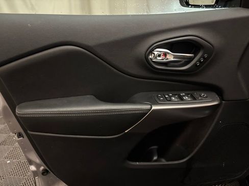 Used 2019 Jeep Cherokee Limited FWD image 11