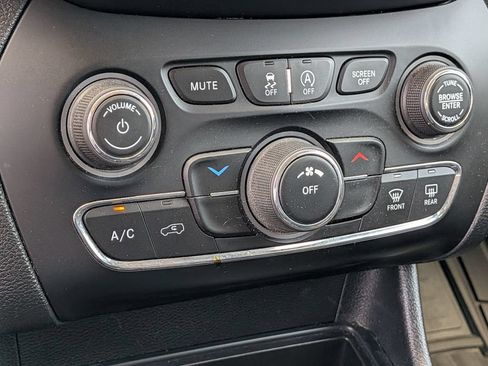 Used 2019 Jeep Cherokee Latitude Plus FWD image 22