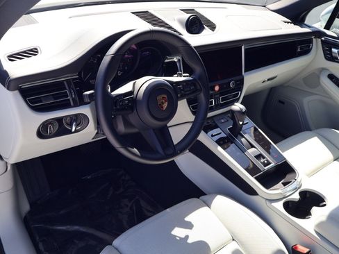 Certified 2025 Porsche Macan AWD/4WD image 4