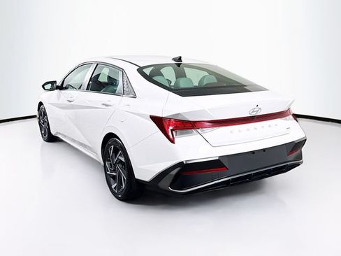 Certified 2025 Hyundai Elantra Limited FWD image 6