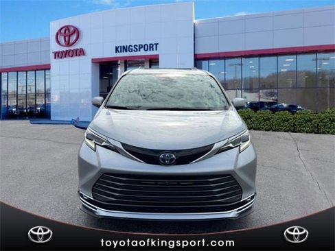 Used 2023 Toyota Sienna Platinum image 8