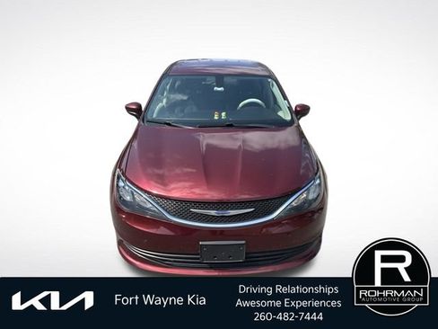 Used 2017 Chrysler Pacifica Touring FWD image 9