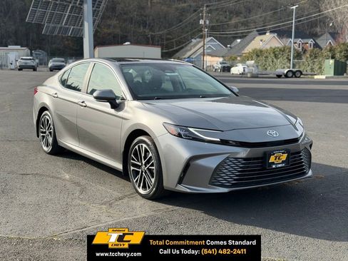 Used 2025 Toyota Camry XLE image 5