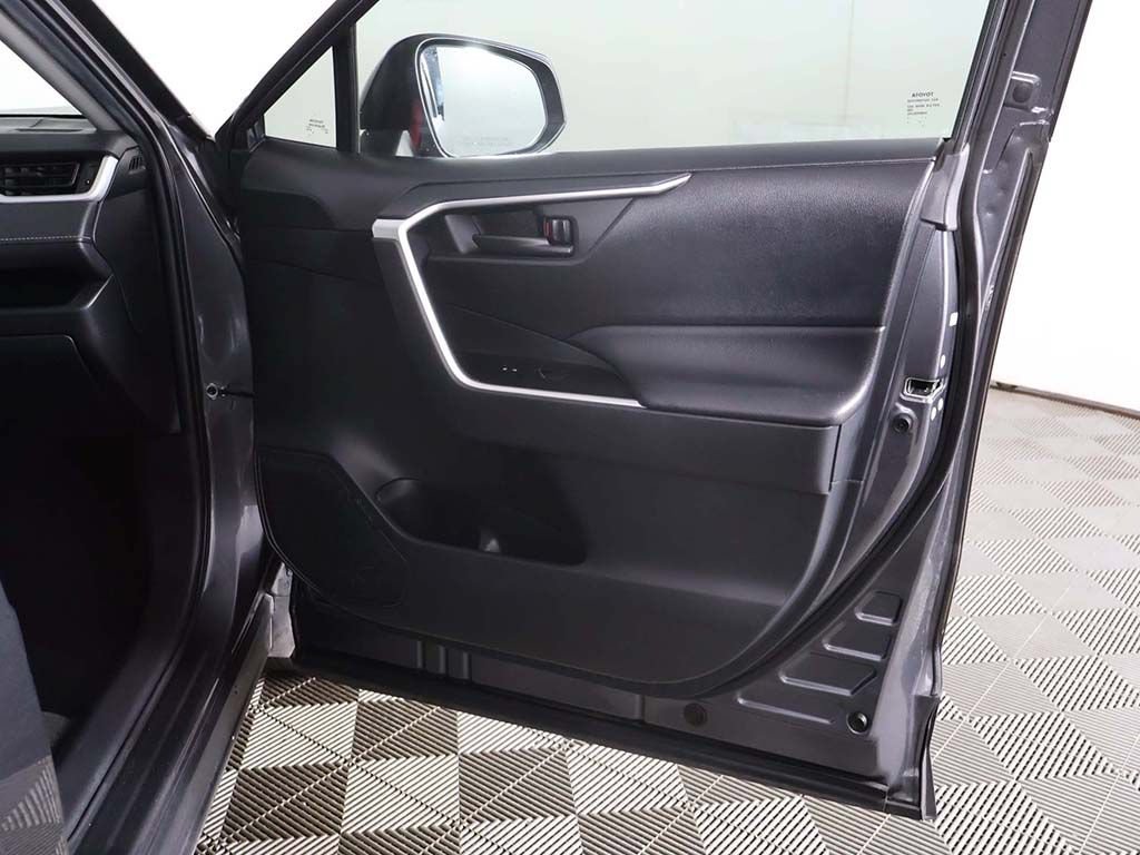 Used 2020 Toyota RAV4 LE FWD image 20