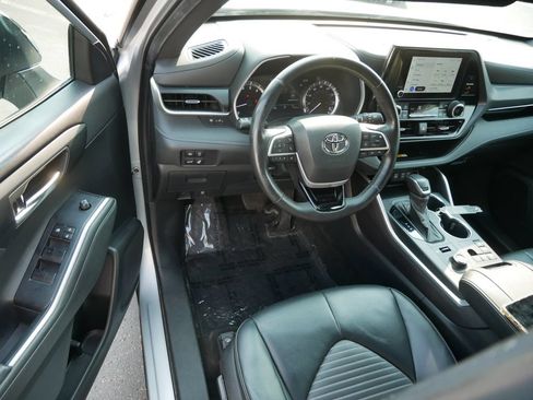 Used 2023 Toyota Highlander XSE AWD/4WD image 10