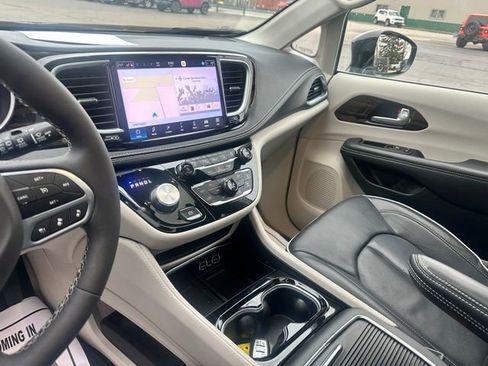 Used 2024 Chrysler Pacifica Limited FWD image 28