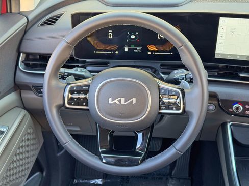 Used 2025 Kia Carnival EX FWD image 20