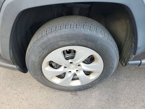 Used 2022 Toyota RAV4 LE AWD/4WD image 5