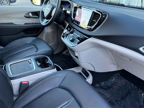 Used 2024 Chrysler Pacifica Touring-L image 20