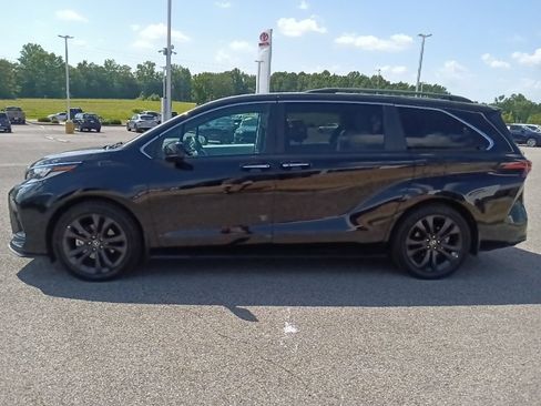 Used 2023 Toyota Sienna XSE FWD image 6