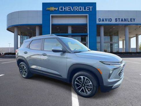 Used 2024 Chevrolet TrailBlazer LT w/ Convenience Package AWD/4WD image 2