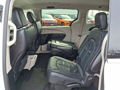 Certified 2022 Chrysler Pacifica Touring-L image 20