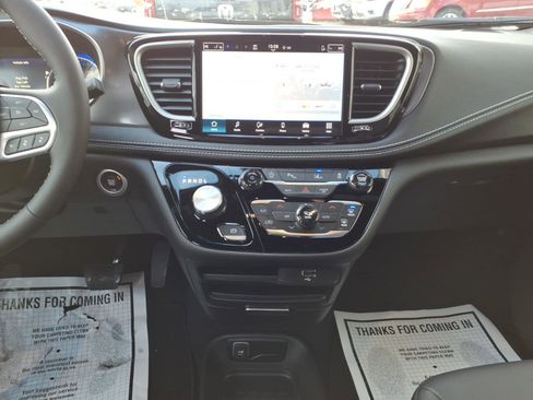 New 2026 Chrysler Pacifica Select image 9
