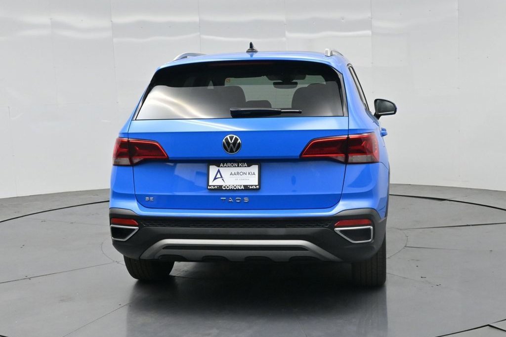 Used 2023 Volkswagen Taos SE w/ Panoramic Sunroof Package FWD image 9
