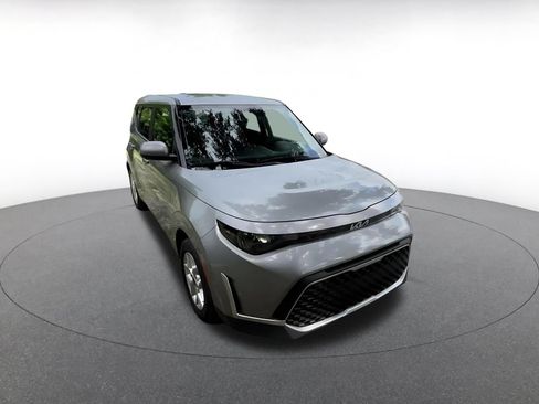 Used 2025 Kia Soul LX w/ LX Technology Package FWD image 3