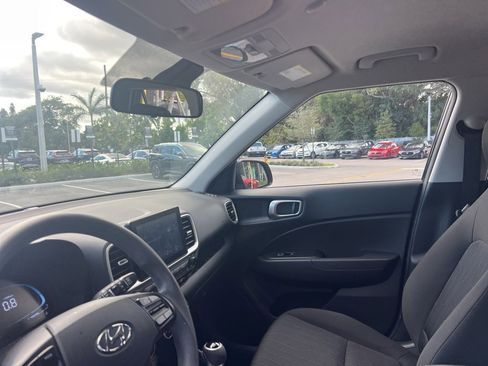 Used 2023 Hyundai Venue SE image 18