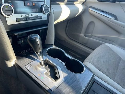 Used 2014 Toyota Camry XLE w/ Moonroof Package FWD image 22