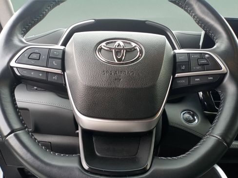 Used 2023 Toyota Highlander XLE image 11