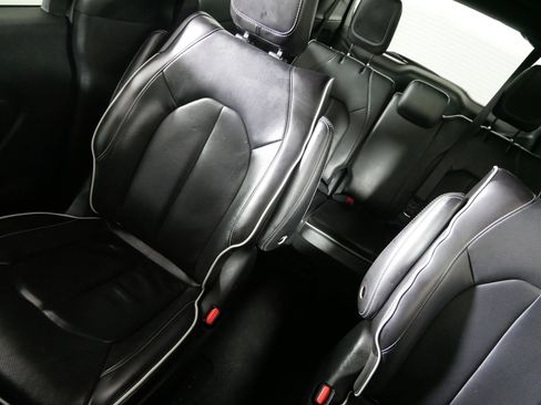 Used 2024 Chrysler Pacifica Premium image 12