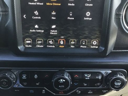 Used 2022 Jeep Wrangler Unlimited Sahara AWD/4WD image 12