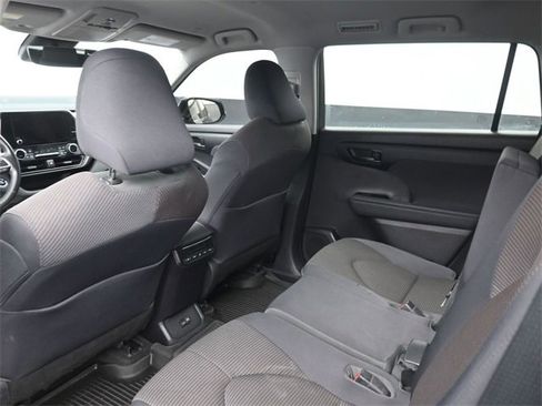 Used 2023 Toyota Highlander LE image 28