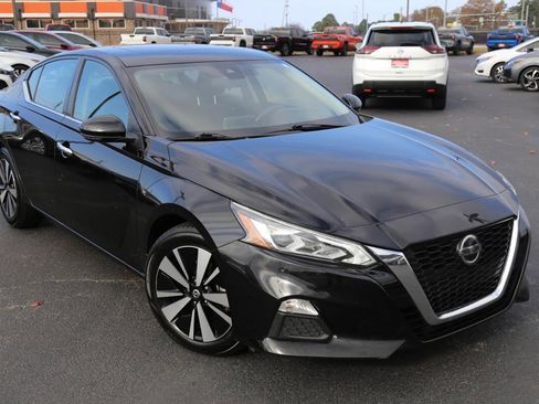 Used 2021 Nissan Altima 2.5 SV w/ SV Premium Package image 2