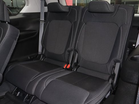 Used 2023 Jeep Grand Cherokee L Laredo image 9