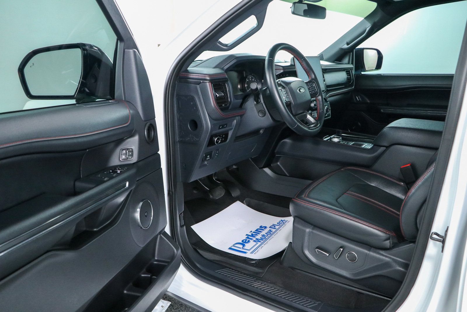 Used 2023 Ford Expedition Limited RWD image 3