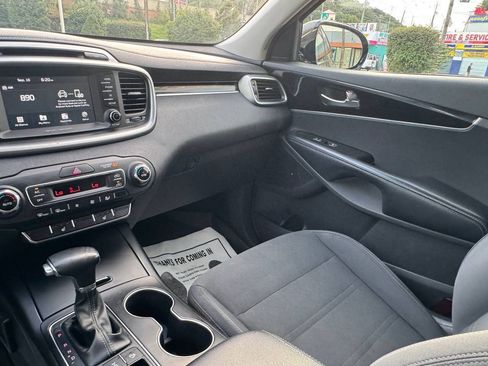 Used 2019 Kia Sorento AWD w/ LX Convenience Package image 18