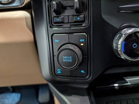 Used 2024 Ford F250 Lariat w/ Chrome Package image 25