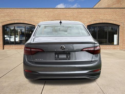 Used 2024 Volkswagen Jetta SE FWD image 4