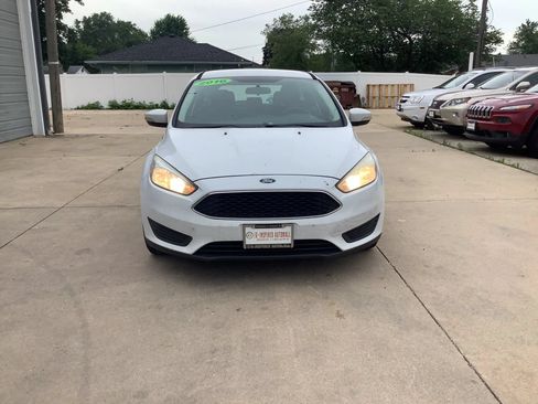 Used 2016 Ford Focus SE FWD image 2