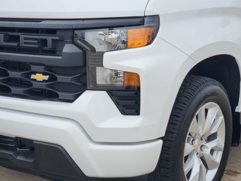 Used 2025 Chevrolet Silverado 1500 Custom image 9